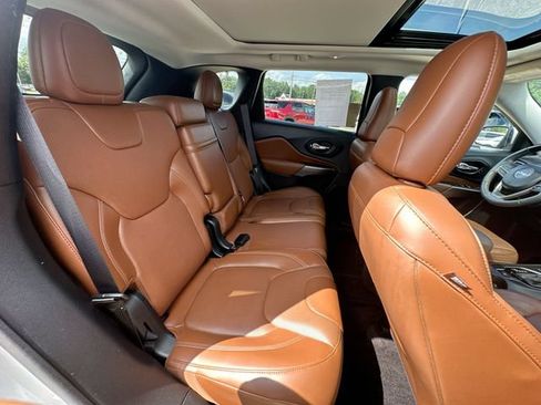 Used 2019 Jeep Cherokee Overland w/ Technology Group AWD/4WD image 30