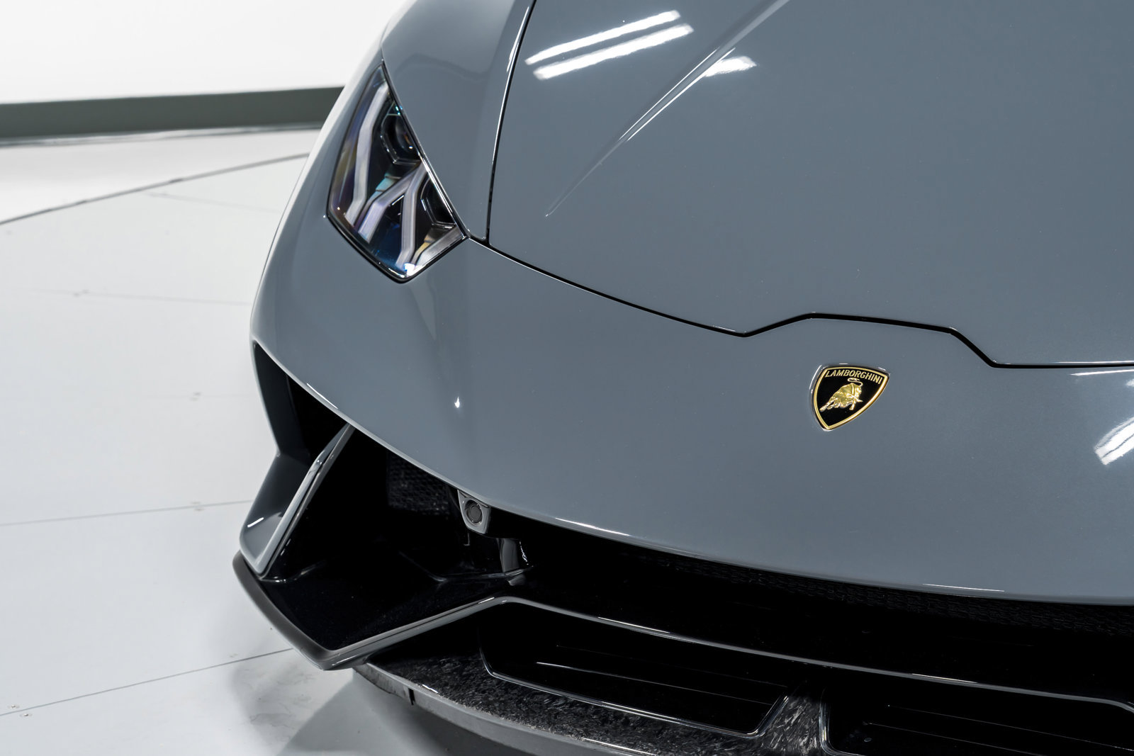 Used 2018 Lamborghini Huracan Performante AWD/4WD image 39