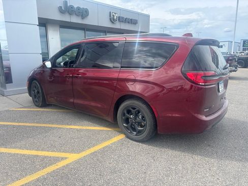 Used 2021 Chrysler Pacifica Limited w/ Uconnect Theater Family Group FWD image 5