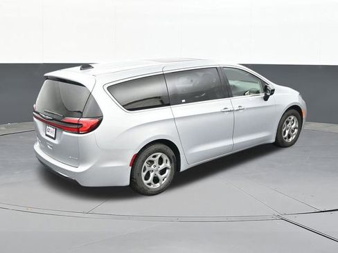 Used 2024 Chrysler Pacifica Limited FWD image 61