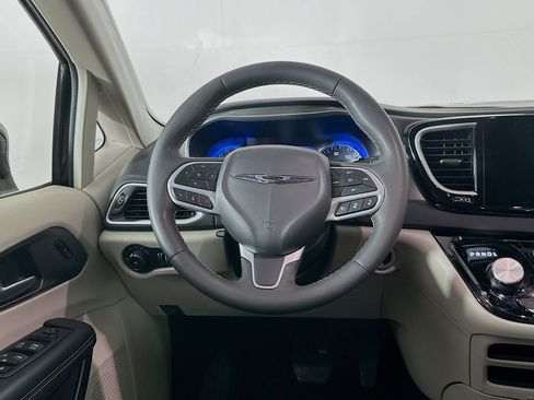 Used 2024 Chrysler Pacifica Touring-L image 18