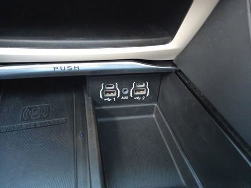 Used 2023 Chrysler Pacifica Limited FWD image 59