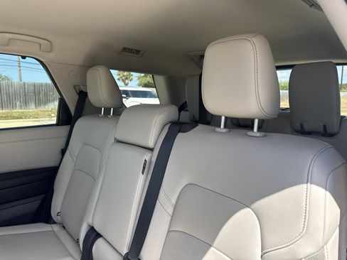 Used 2025 Nissan Pathfinder SL FWD image 18