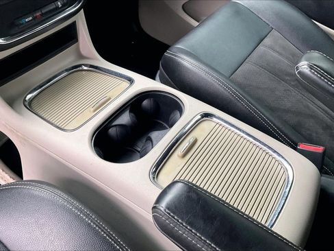 Used 2020 Dodge Grand Caravan SXT image 15