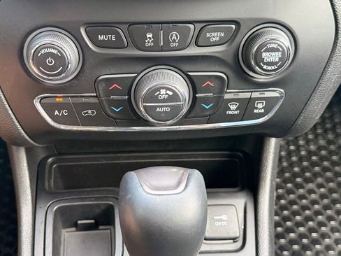 Used 2019 Jeep Cherokee Latitude Plus w/ Comfort/Convenience Group FWD image 22