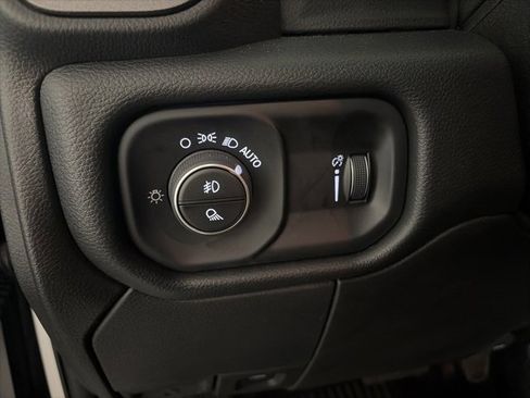 Used 2025 RAM 2500 Tradesman w/ Chrome Appearance Group image 32