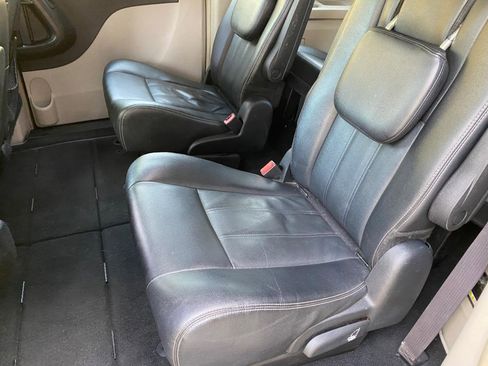 Used 2016 Chrysler Town & Country Touring image 40