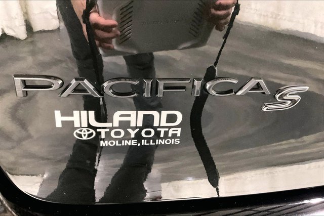 Used 2019 Chrysler Pacifica Touring-L Plus FWD image 8