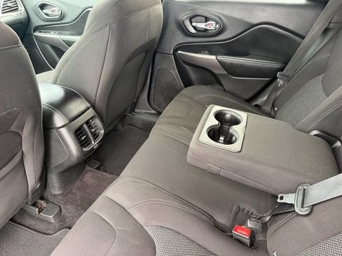 Used 2019 Jeep Cherokee Latitude w/ Popular Appearance Group FWD image 16