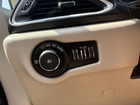 Used 2020 Chrysler Pacifica Touring-L Plus FWD image 14