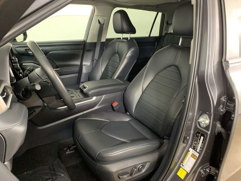 Used 2024 Toyota Highlander XLE AWD/4WD image 31