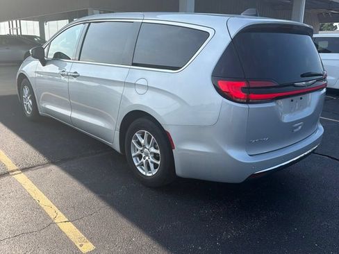 Used 2023 Chrysler Pacifica Touring-L FWD image 2