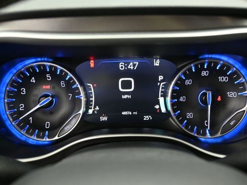 Used 2024 Chrysler Pacifica Touring-L image 21