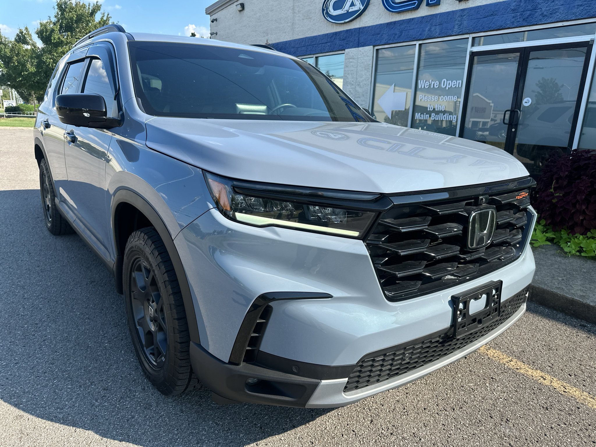 Used 2025 Honda Pilot TrailSport image 2