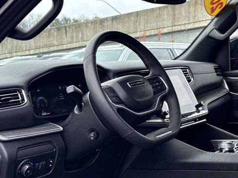 Used 2024 Jeep Wagoneer Series III image 10