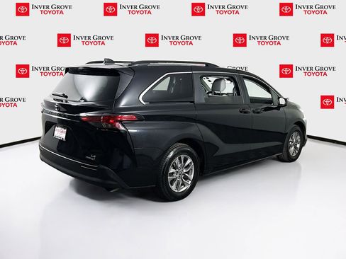 Used 2022 Toyota Sienna LE AWD/4WD image 5