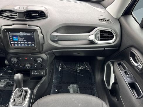 Used 2018 Jeep Renegade Latitude FWD image 28