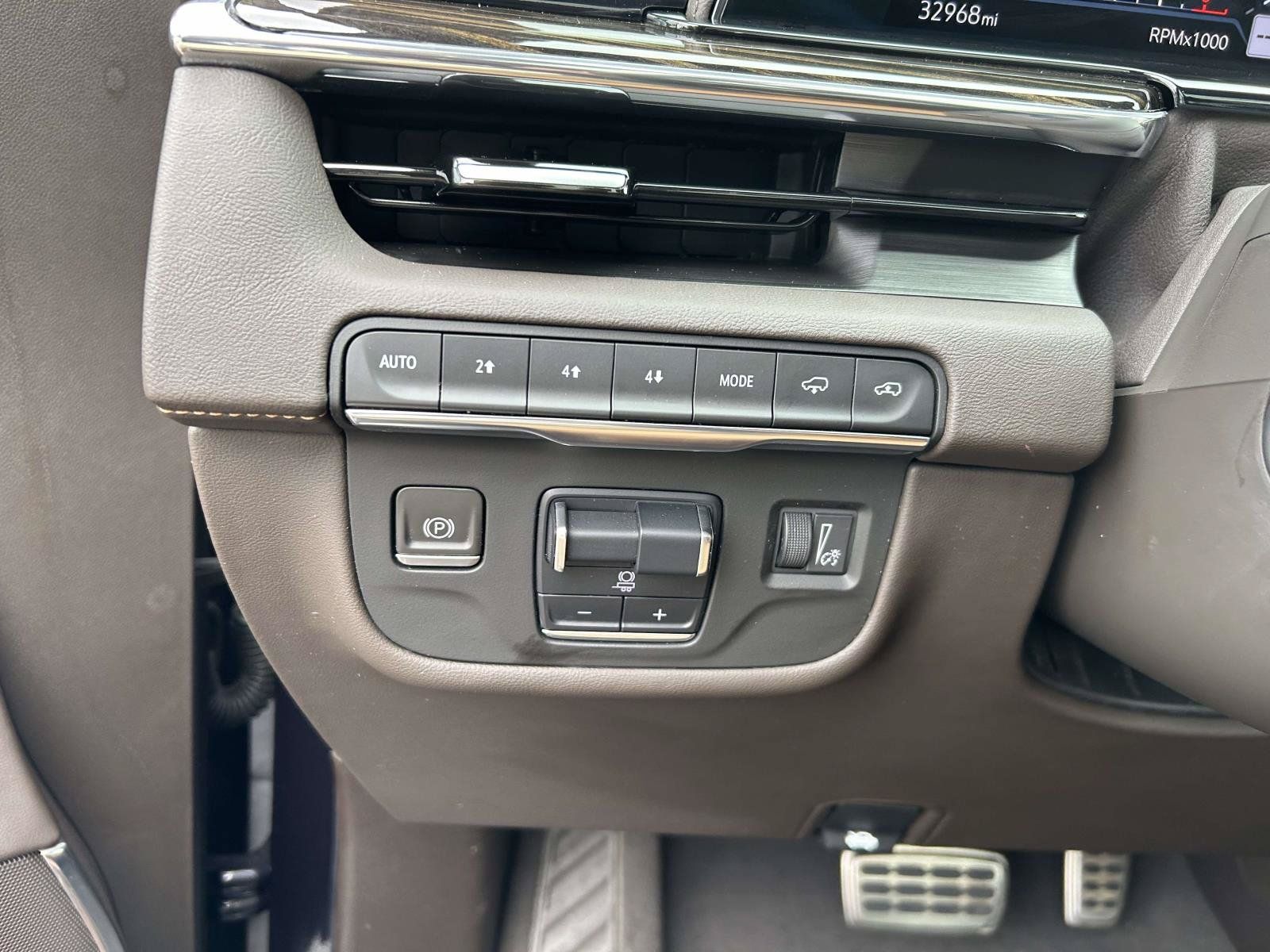 Certified 2022 Cadillac Escalade ESV Premium Luxury w/ Performance Package AWD/4WD image 22