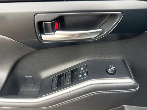 Used 2020 Toyota Highlander XLE image 8