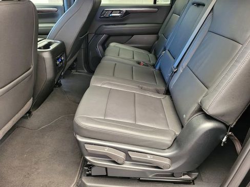 Used 2025 Chevrolet Suburban Z71 image 18