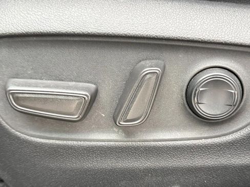 Used 2021 Toyota Highlander XLE image 24