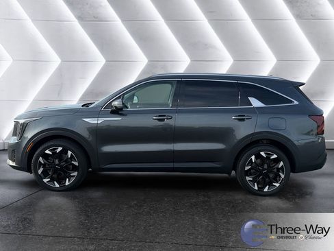 Used 2024 Kia Sorento EX w/ Panoramic Sunroof Package image 2