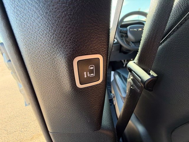 Used 2022 Chrysler Pacifica Touring-L w/ Uconnect Theater Family Group FWD image 17