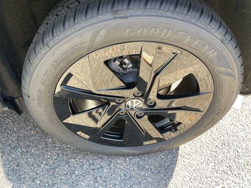 New 2026 Volkswagen Taos SE image 17