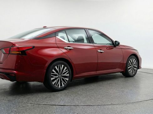 Used 2025 Nissan Altima 2.5 SV image 9