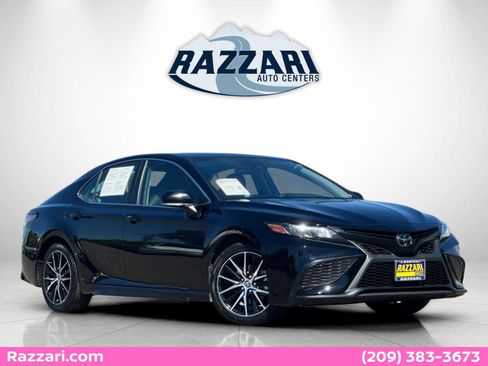 Used 2023 Toyota Camry SE image 1