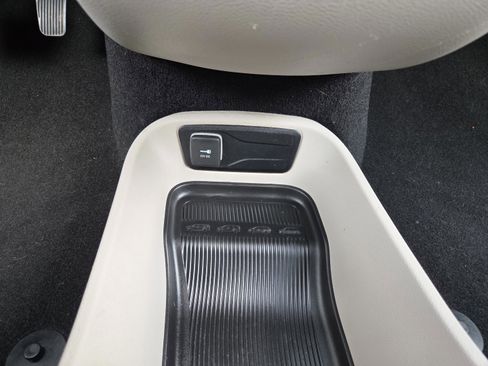 Used 2023 Chrysler Pacifica Touring-L FWD image 21