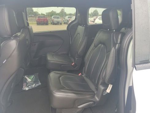 New 2026 Chrysler Pacifica Select w/ S Appearance Package image 18