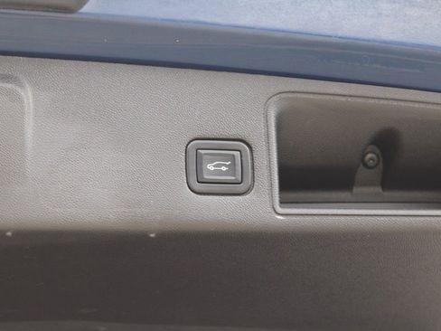 Used 2022 GMC Terrain SLE w/ Driver Convenience Package FWD image 11