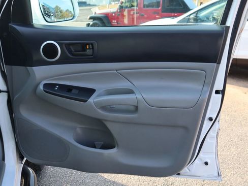 Used 2014 Toyota Tacoma PreRunner w/ SR5 Package image 14