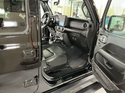 Used 2023 Jeep Wrangler Sahara image 15