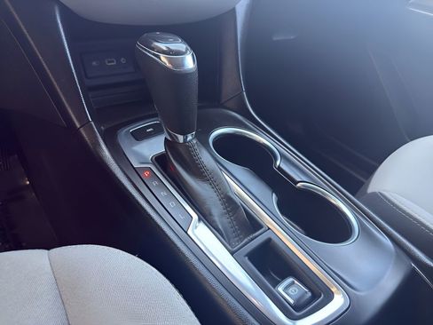 Used 2021 Chevrolet Equinox LS w/ LS Convenience Package image 17