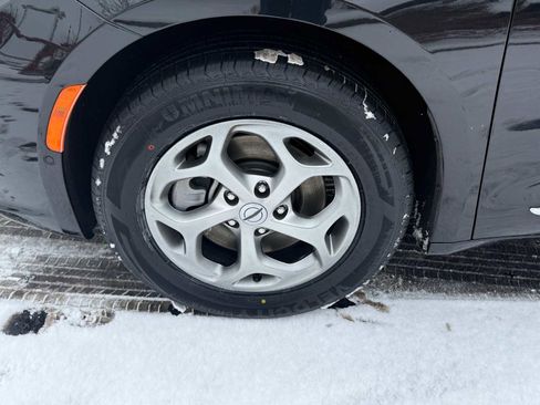 Used 2023 Chrysler Pacifica Limited image 10