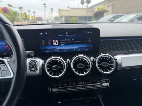 Used 2025 Mercedes-Benz GLB 250 4MATIC image 17