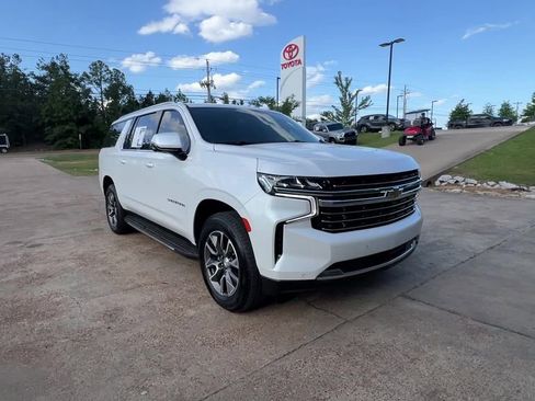 Used 2023 Chevrolet Suburban LT w/ Luxury Package RWD image 8