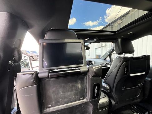 Used 2024 Chrysler Pacifica Limited w/ Uconnect Theater Family Group FWD image 30