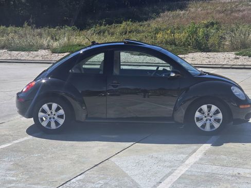 Used 2010 Volkswagen Beetle Coupe image 4
