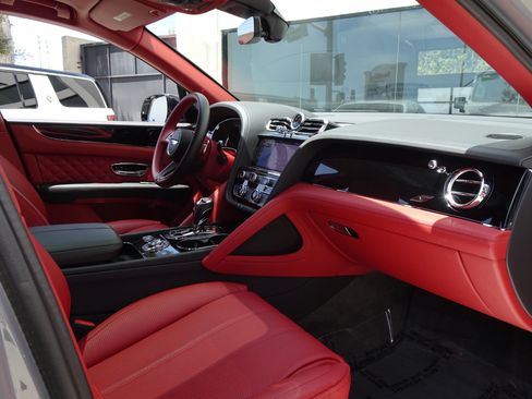Used 2023 Bentley Bentayga AWD/4WD image 22