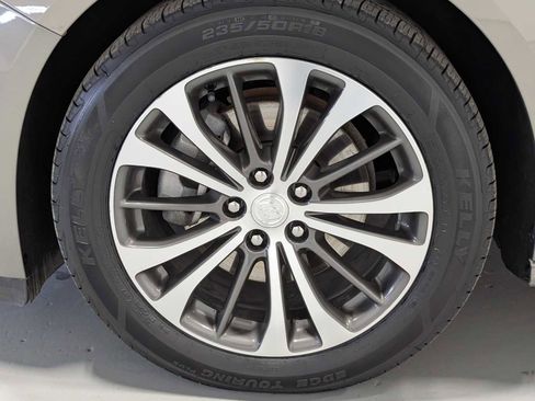 Used 2017 Buick LaCrosse Preferred image 3