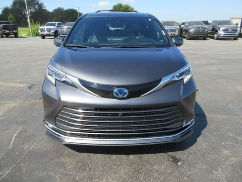 Used 2025 Toyota Sienna Platinum AWD/4WD image 13