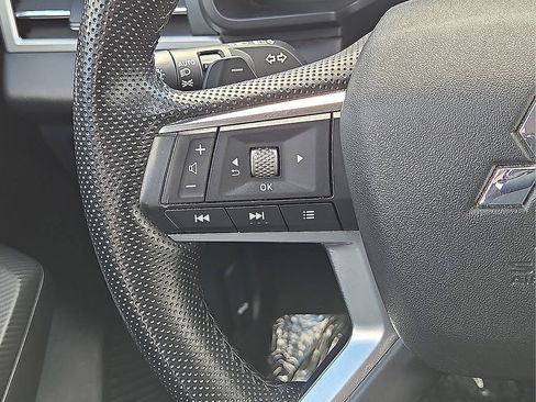 Used 2023 Mitsubishi Outlander SE image 19