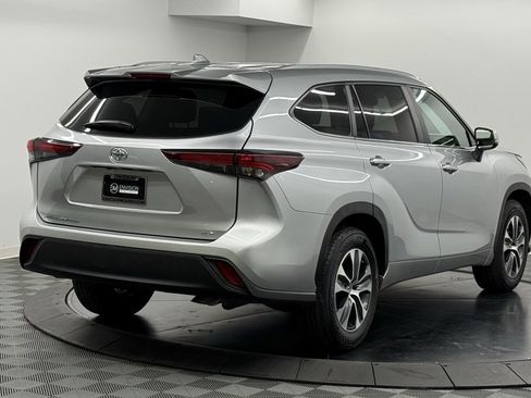 Used 2024 Toyota Highlander LE image 6