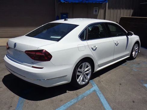 Used 2018 Volkswagen Passat 2.0T SE FWD image 9