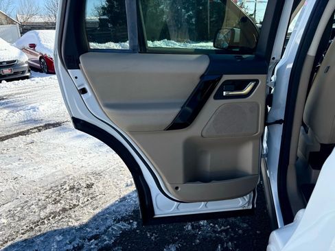 Used 2015 Land Rover LR2 image 11