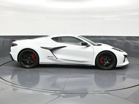 Used 2025 Chevrolet Corvette Z06 RWD image 6