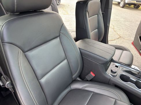 Used 2023 Chevrolet Traverse LT image 32